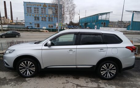 Mitsubishi Outlander III рестайлинг 3, 2018 год, 2 150 000 рублей, 2 фотография