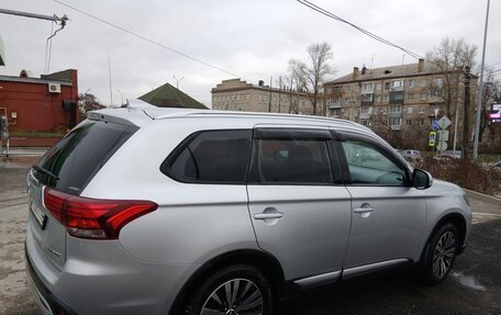 Mitsubishi Outlander III рестайлинг 3, 2018 год, 2 150 000 рублей, 4 фотография