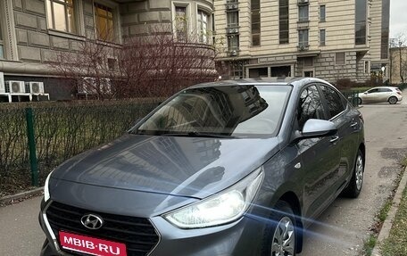 Hyundai Solaris II рестайлинг, 2018 год, 855 000 рублей, 1 фотография