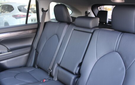 Toyota Highlander, 2025 год, 6 220 000 рублей, 32 фотография