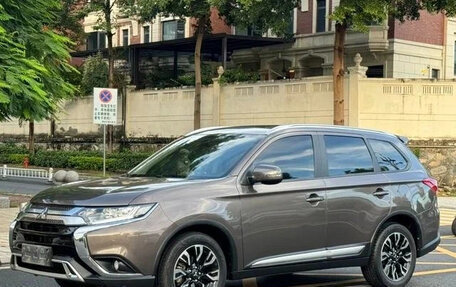Mitsubishi Outlander III рестайлинг 3, 2021 год, 2 400 000 рублей, 1 фотография