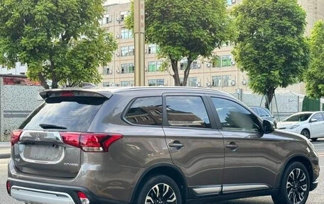 Mitsubishi Outlander III рестайлинг 3, 2021 год, 2 400 000 рублей, 4 фотография