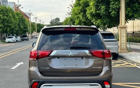 Mitsubishi Outlander III рестайлинг 3, 2021 год, 2 400 000 рублей, 3 фотография