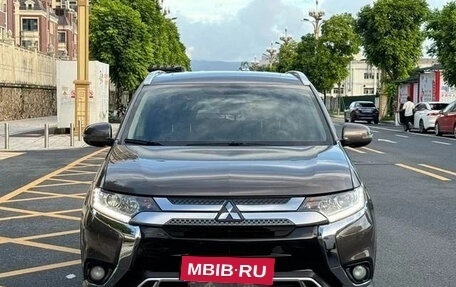 Mitsubishi Outlander III рестайлинг 3, 2021 год, 2 400 000 рублей, 2 фотография
