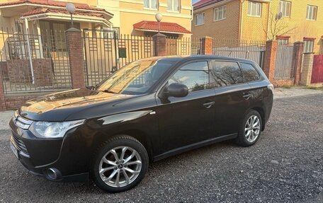 Mitsubishi Outlander III рестайлинг 3, 2014 год, 1 450 000 рублей, 2 фотография