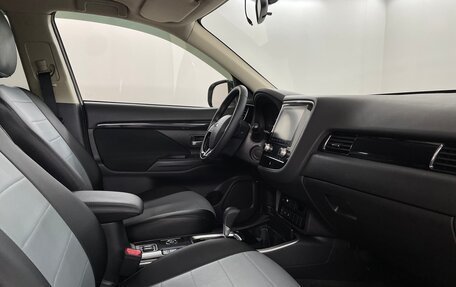 Mitsubishi Outlander III рестайлинг 3, 2022 год, 3 299 000 рублей, 11 фотография