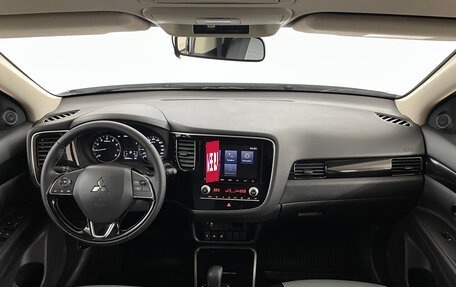 Mitsubishi Outlander III рестайлинг 3, 2022 год, 3 299 000 рублей, 5 фотография