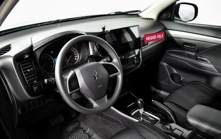 Mitsubishi Outlander III рестайлинг 3, 2018 год, 1 590 000 рублей, 9 фотография