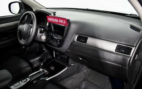 Mitsubishi Outlander III рестайлинг 3, 2018 год, 1 590 000 рублей, 12 фотография