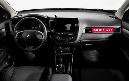 Mitsubishi Outlander III рестайлинг 3, 2018 год, 1 590 000 рублей, 13 фотография