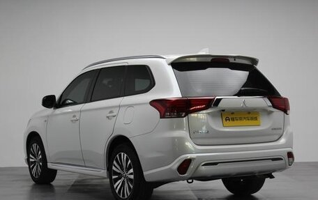 Mitsubishi Outlander III рестайлинг 3, 2022 год, 1 680 300 рублей, 6 фотография