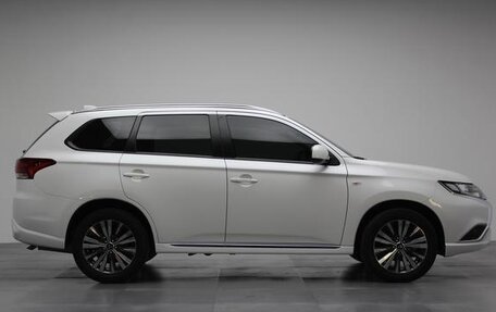 Mitsubishi Outlander III рестайлинг 3, 2022 год, 1 680 300 рублей, 4 фотография