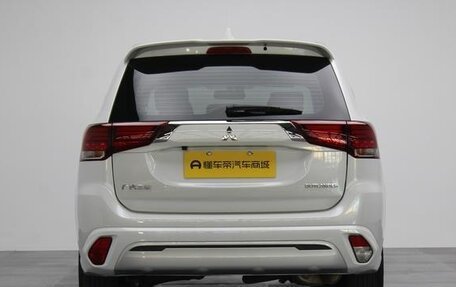 Mitsubishi Outlander III рестайлинг 3, 2022 год, 1 680 300 рублей, 8 фотография