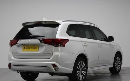 Mitsubishi Outlander III рестайлинг 3, 2022 год, 1 680 300 рублей, 7 фотография