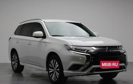 Mitsubishi Outlander III рестайлинг 3, 2022 год, 1 680 300 рублей, 2 фотография