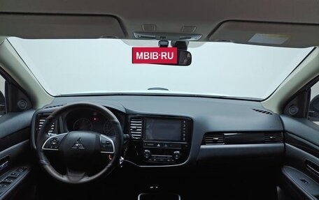 Mitsubishi Outlander III рестайлинг 3, 2022 год, 1 680 300 рублей, 9 фотография