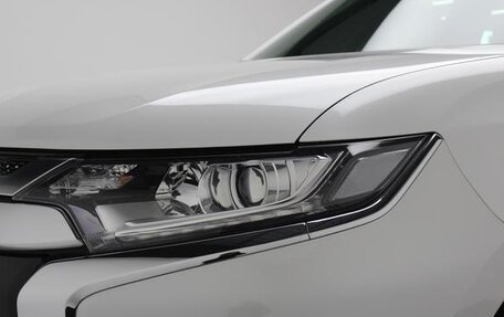 Mitsubishi Outlander III рестайлинг 3, 2022 год, 1 680 300 рублей, 14 фотография