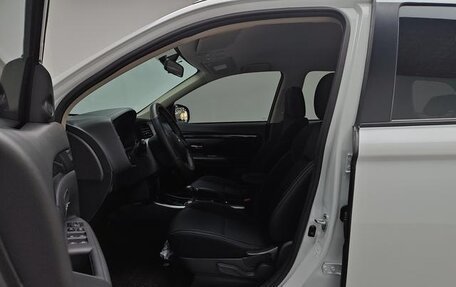 Mitsubishi Outlander III рестайлинг 3, 2022 год, 1 680 300 рублей, 11 фотография