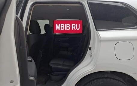 Mitsubishi Outlander III рестайлинг 3, 2022 год, 1 680 300 рублей, 12 фотография