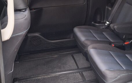 Toyota Voxy III, 2016 год, 2 050 000 рублей, 10 фотография