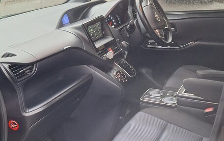 Toyota Voxy III, 2016 год, 2 050 000 рублей, 9 фотография