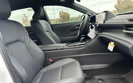 Toyota Crown, 2025 год, 14 фотография