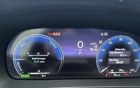 Toyota Crown, 2025 год, 21 фотография