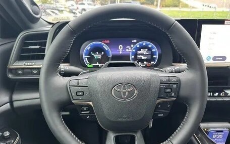 Toyota Crown, 2025 год, 18 фотография