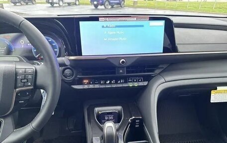 Toyota Crown, 2025 год, 23 фотография