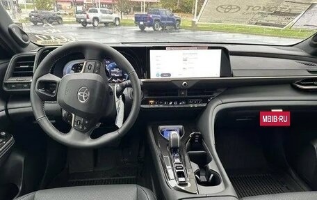 Toyota Crown, 2025 год, 17 фотография