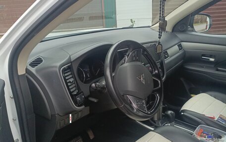 Mitsubishi Outlander III рестайлинг 3, 2018 год, 1 650 000 рублей, 2 фотография