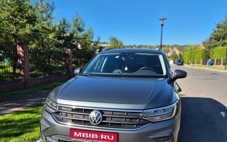 Volkswagen Tiguan II, 2021 год, 2 400 000 рублей, 1 фотография