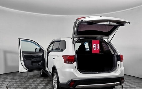 Mitsubishi Outlander III рестайлинг 3, 2017 год, 1 699 000 рублей, 8 фотография