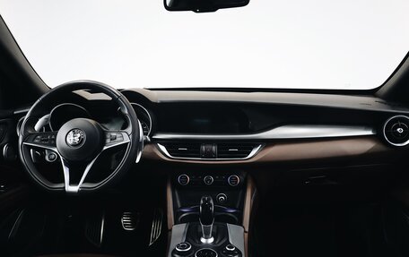 Alfa Romeo Stelvio, 2017 год, 2 970 000 рублей, 13 фотография