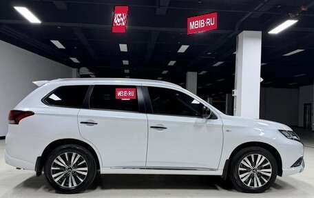 Mitsubishi Outlander III рестайлинг 3, 2022 год, 2 060 469 рублей, 8 фотография