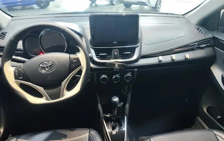 Toyota Yaris XP150 рестайлинг, 2022 год, 1 000 000 рублей, 11 фотография