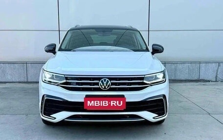 Volkswagen Tiguan II, 2021 год, 2 600 000 рублей, 2 фотография