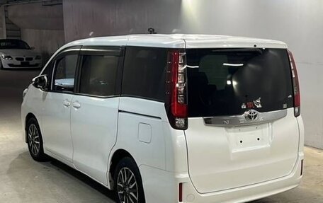 Toyota Noah III, 2015 год, 2 300 000 рублей, 2 фотография
