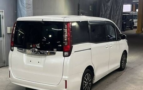 Toyota Noah III, 2015 год, 2 300 000 рублей, 4 фотография