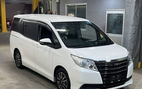 Toyota Noah III, 2015 год, 2 300 000 рублей, 3 фотография