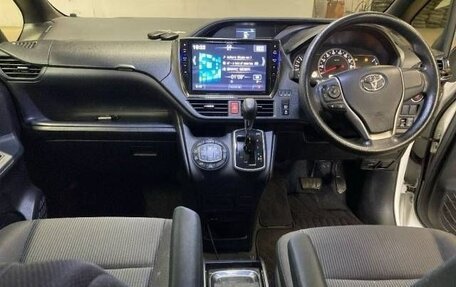 Toyota Noah III, 2015 год, 2 300 000 рублей, 5 фотография