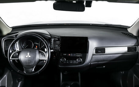 Mitsubishi Outlander III рестайлинг 3, 2014 год, 1 350 000 рублей, 17 фотография