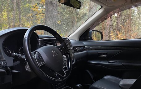 Mitsubishi Outlander III рестайлинг 3, 2017 год, 1 600 000 рублей, 13 фотография