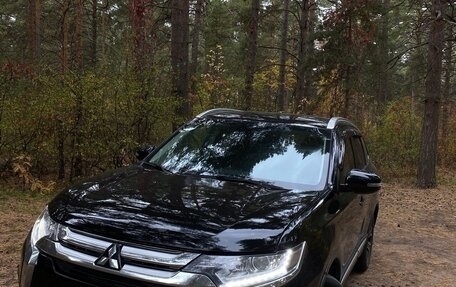 Mitsubishi Outlander III рестайлинг 3, 2017 год, 1 600 000 рублей, 4 фотография