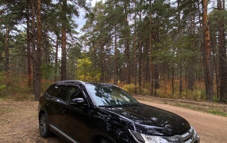 Mitsubishi Outlander III рестайлинг 3, 2017 год, 1 600 000 рублей, 10 фотография