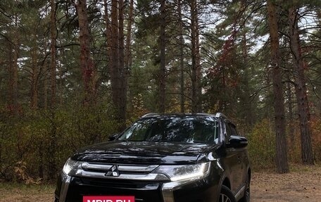 Mitsubishi Outlander III рестайлинг 3, 2017 год, 1 600 000 рублей, 3 фотография