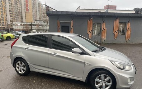 Hyundai Solaris II рестайлинг, 2011 год, 740 000 рублей, 2 фотография