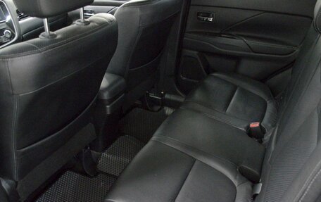 Mitsubishi Outlander III рестайлинг 3, 2017 год, 2 400 000 рублей, 11 фотография