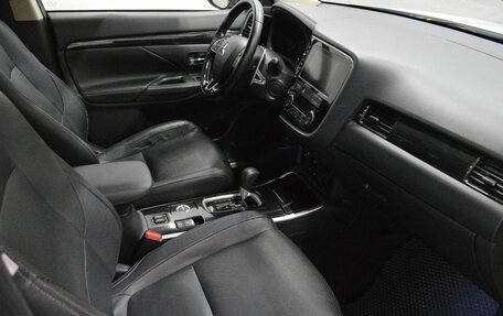 Mitsubishi Outlander III рестайлинг 3, 2017 год, 2 400 000 рублей, 12 фотография