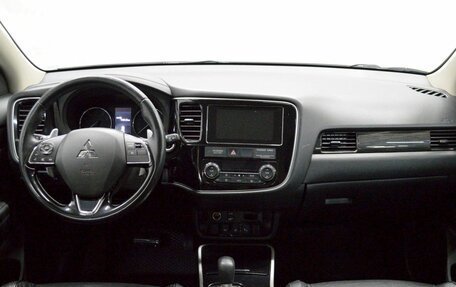 Mitsubishi Outlander III рестайлинг 3, 2017 год, 2 400 000 рублей, 14 фотография